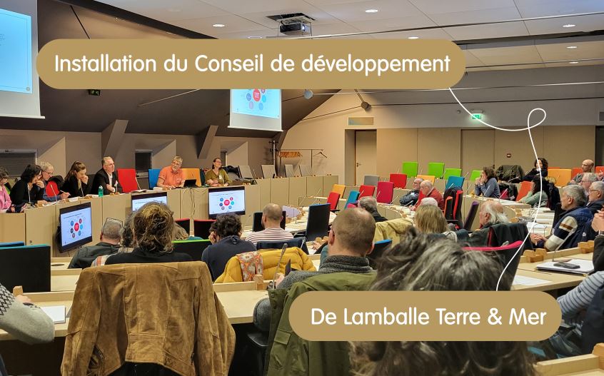 le Président Thierry Andrieux tient la séance d'installation du conseil de développement devant les nouveaux membres, dans la salle du conseil de l'Agglomération