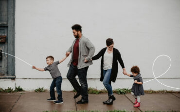 famille qui marche dans la rue, main dans la main