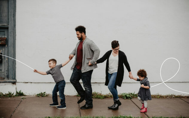 famille qui marche dans la rue, main dans la main