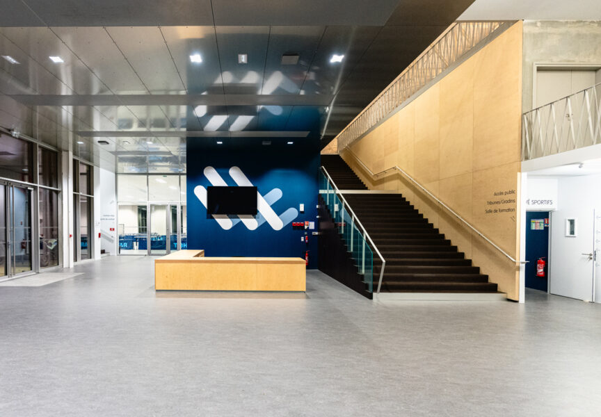 Le hall d'accueil et l'espace dédié à la billetterie, à la Halle des Sports du Liffré.