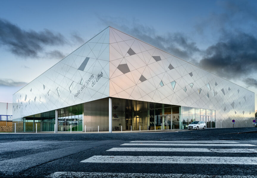 L'extérieur de la Halle des Sports du Liffré.
