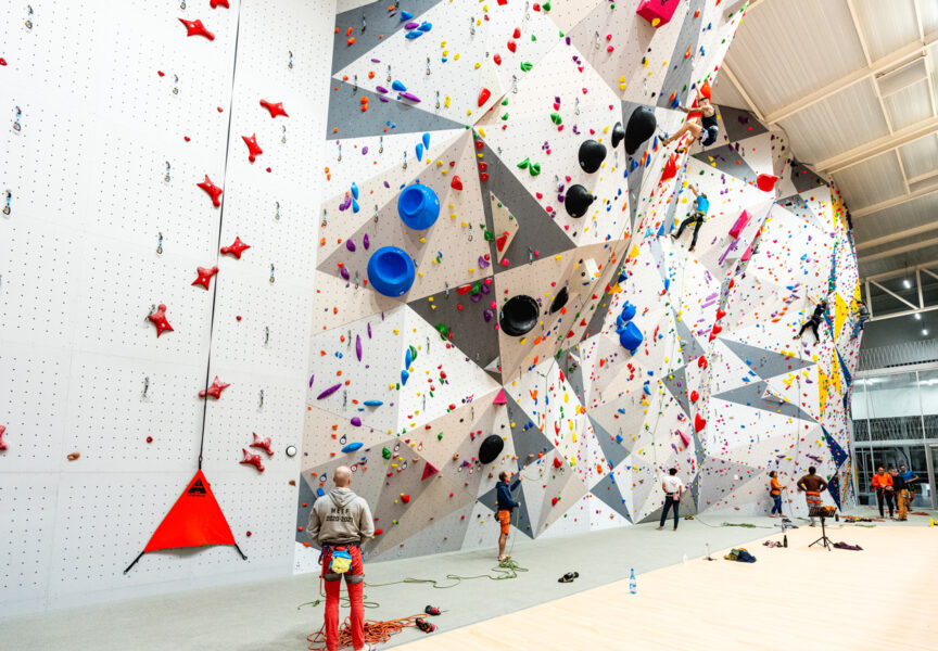 Le mur d'escalade de la Halle des Sports du Liffré