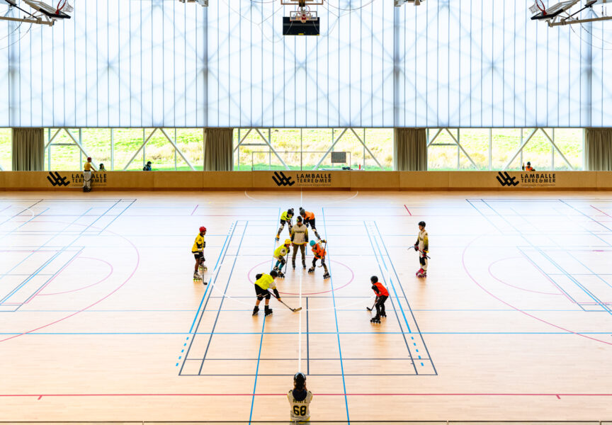 Le plateau multisports, lors d'un match de roller-hockey.