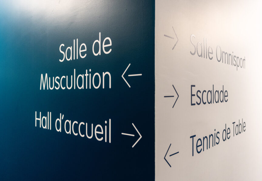 La signalétique dans les couloirs de la Halle des Sports du Liffré.