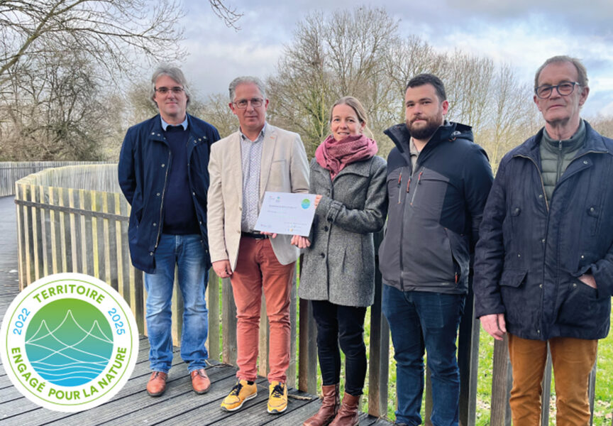 Elus et agents posant en extérieur pour marquer le début du projet Territoire Engagé pour la Nature 2022-2025